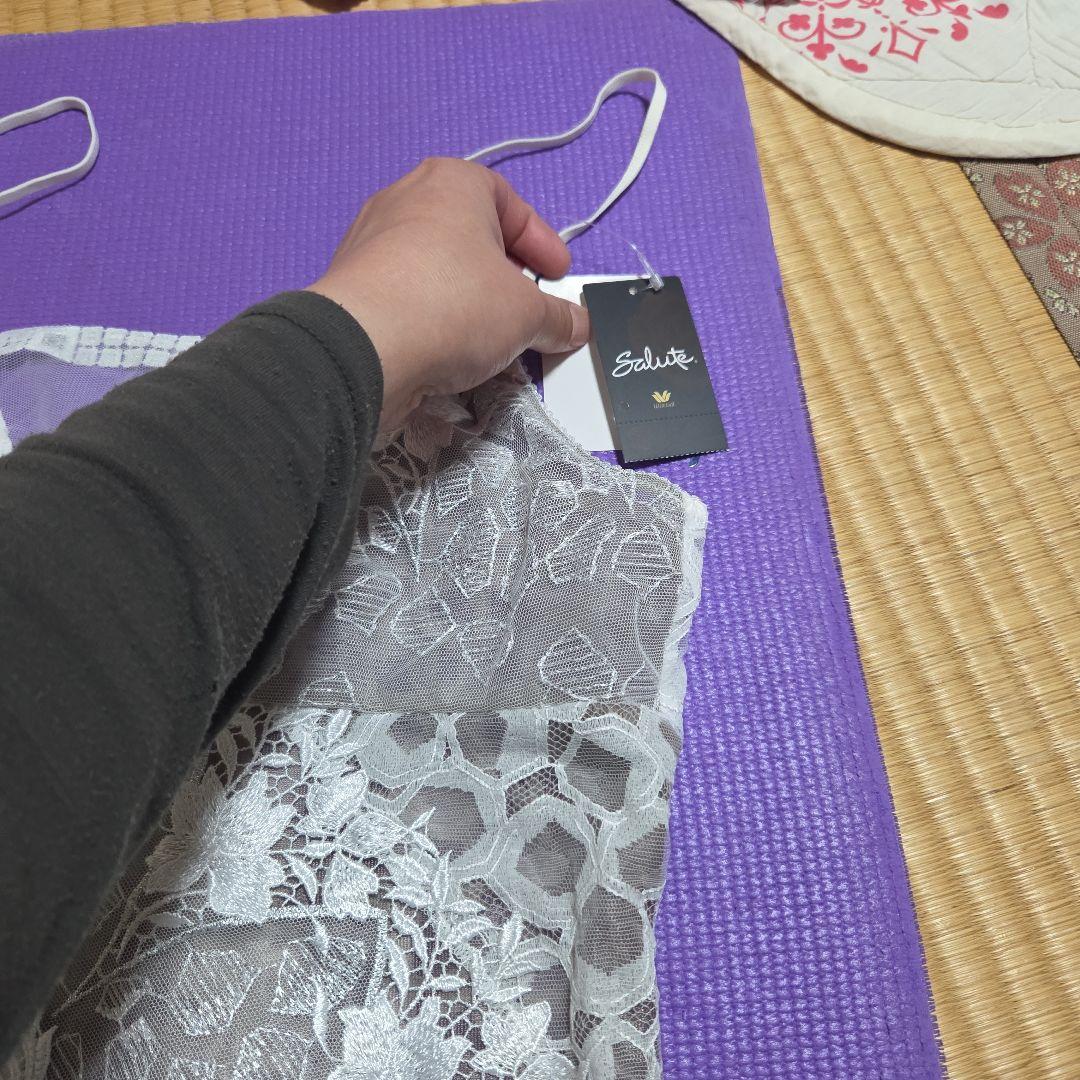 Salute 花刺繍付きキャミソール グレー