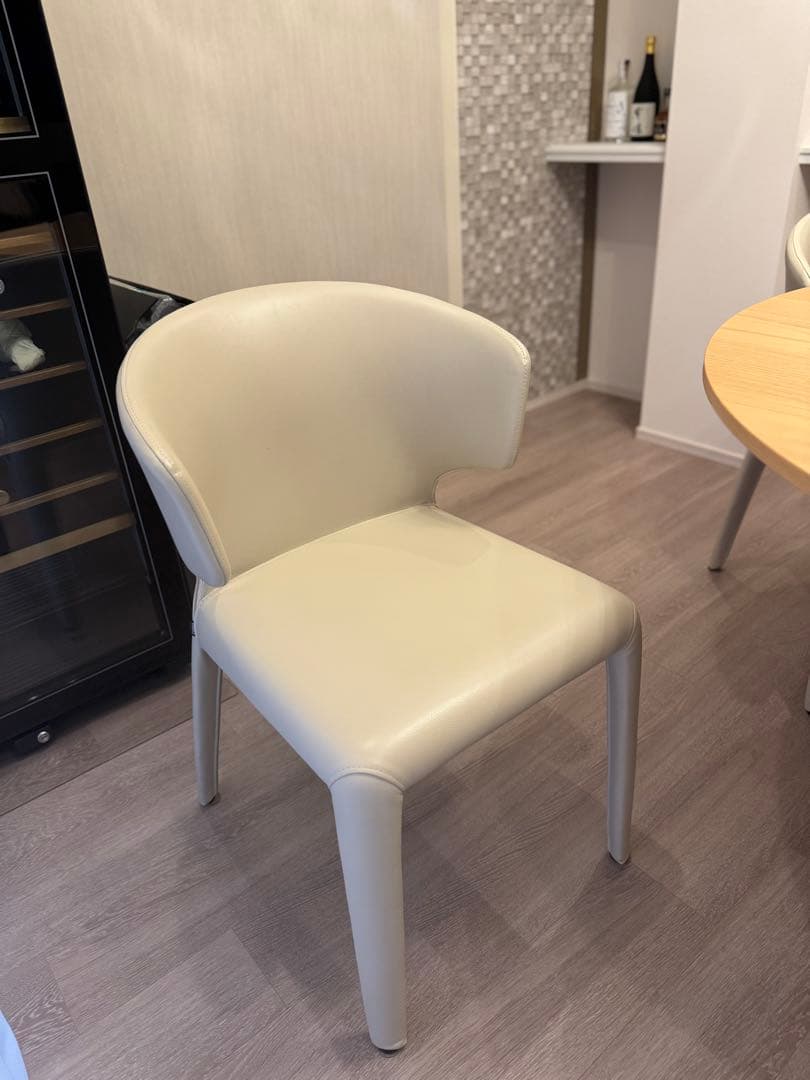 カッシーナ 白皮張りアームチェアー 一脚