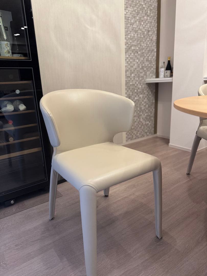 カッシーナ 白皮張りアームチェアー 一脚