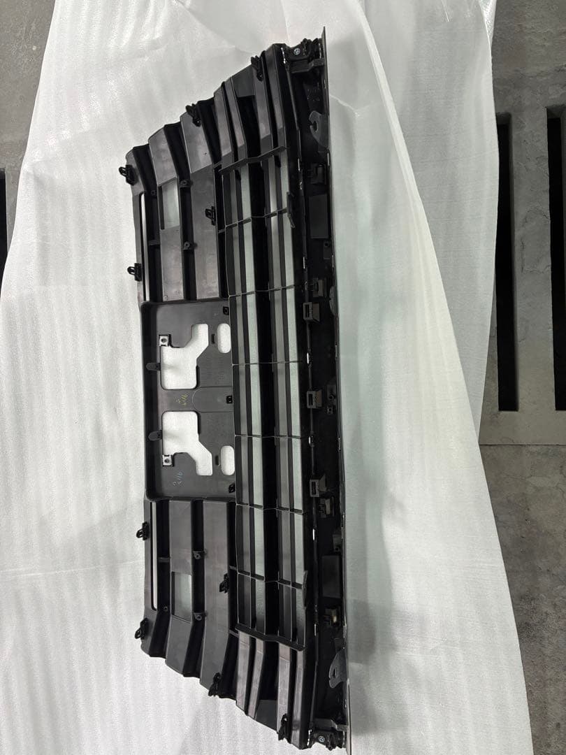 トヨタ 80系後期 ヴォクシー　フロントバンパーロアグリル　　ZS煌きⅢ