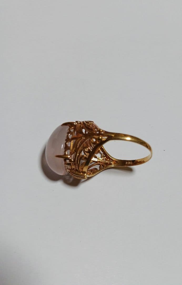 白ピンク(ピンクじゃないかも)の石　リング