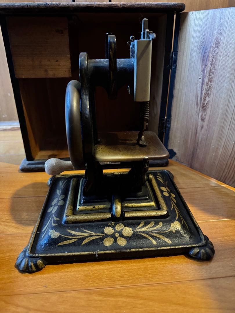 t*c様 ヴィンテージ ミシン 装飾的花模様