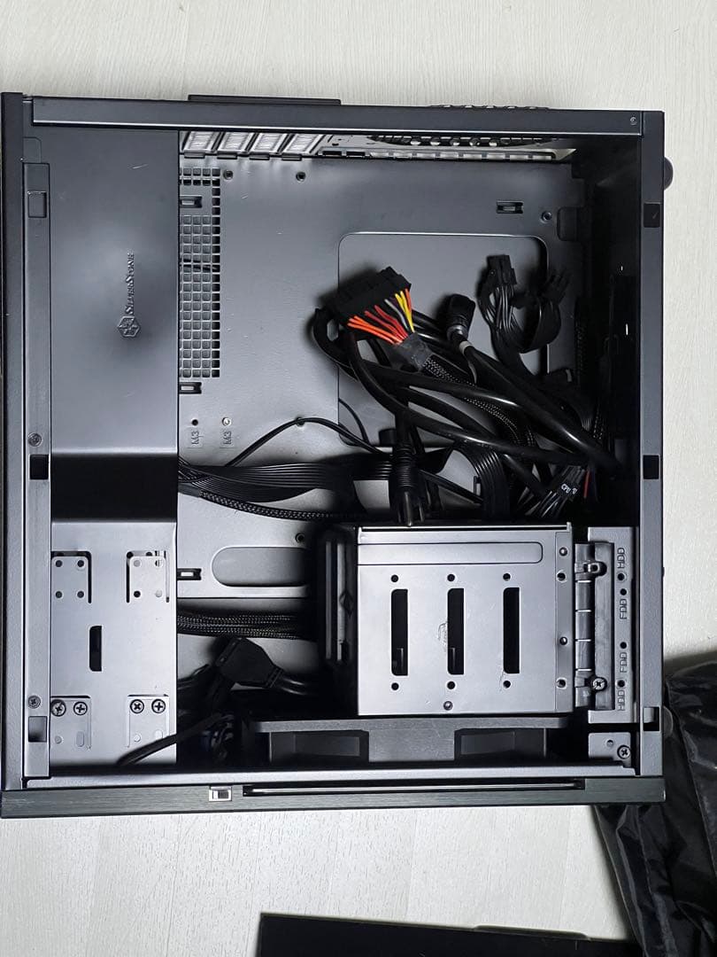 Silverstone TJ08B-E ケース + シーソニック750w PSU