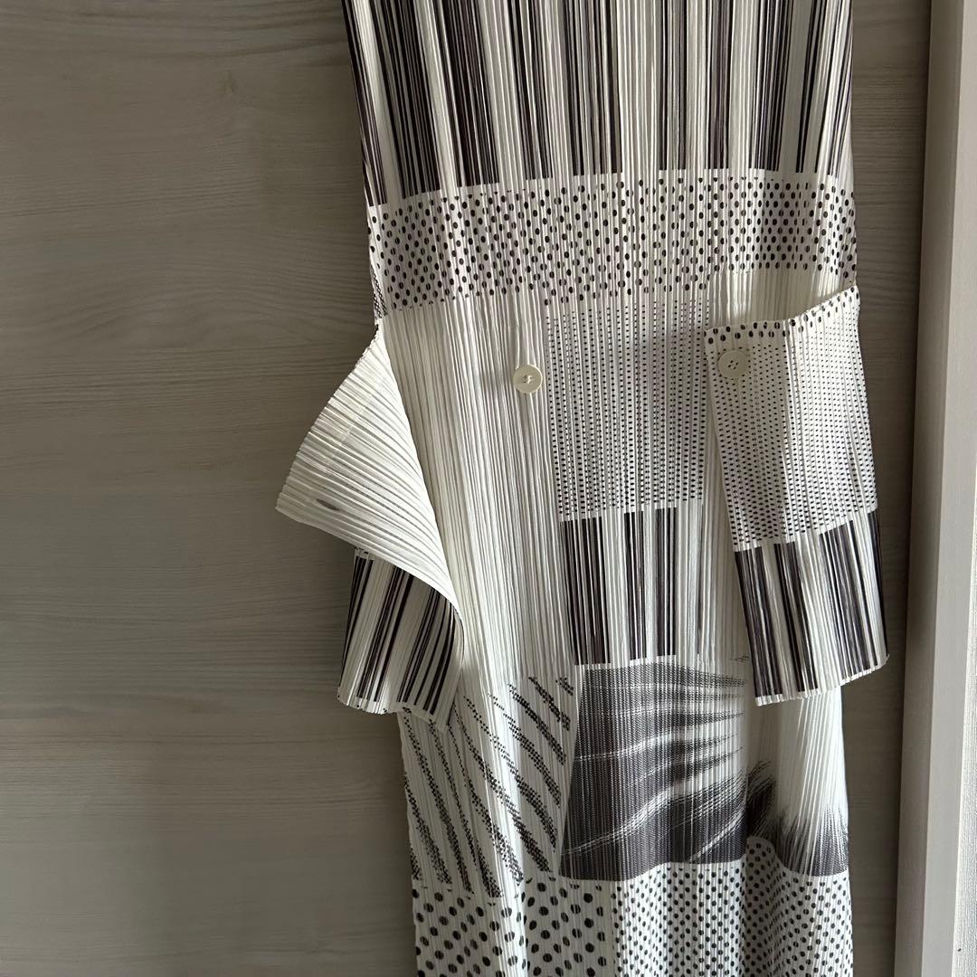 プリーツプリーズ　ロングワンピース　シルクスクリーン柄　ホワイト系　極美品