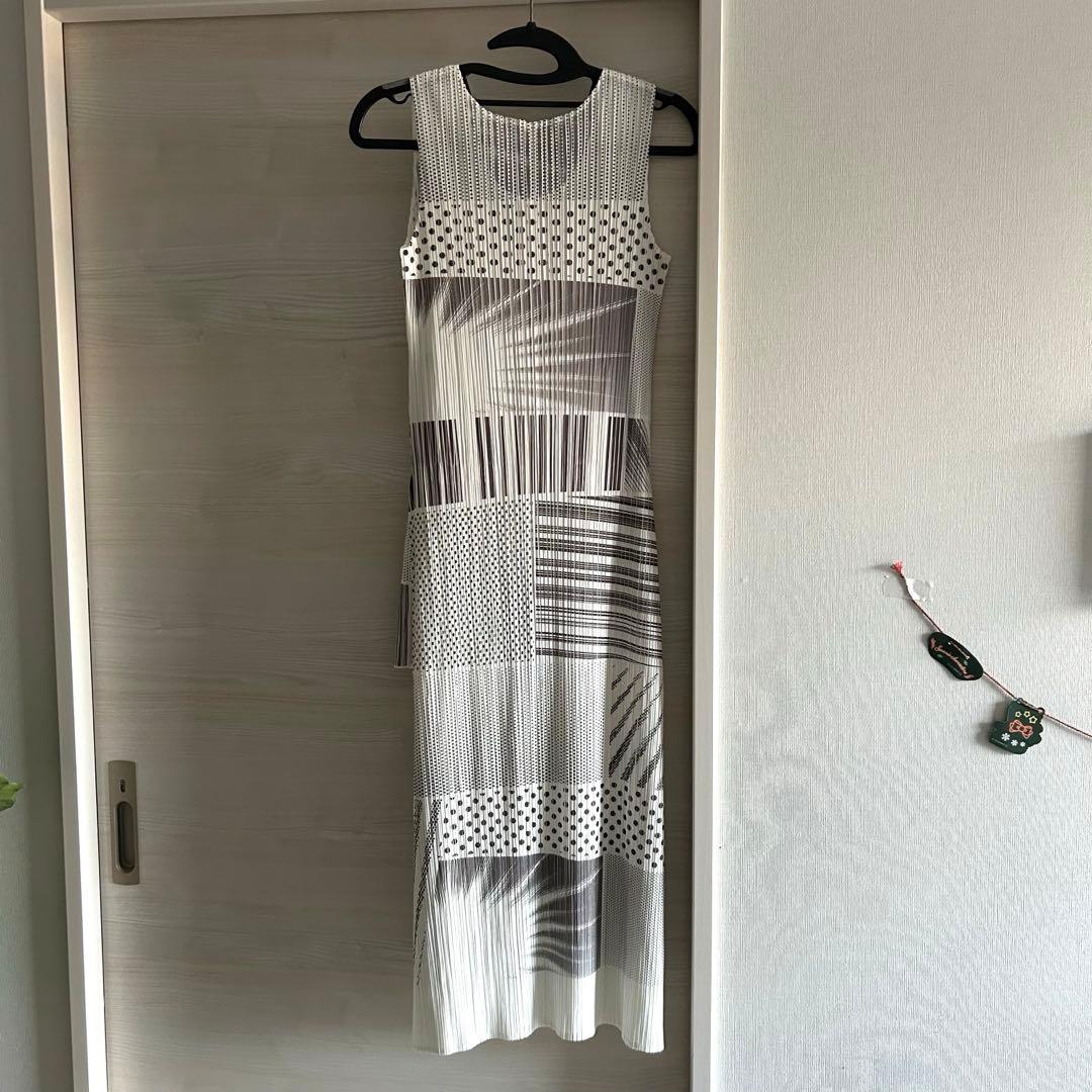 プリーツプリーズ　ロングワンピース　シルクスクリーン柄　ホワイト系　極美品