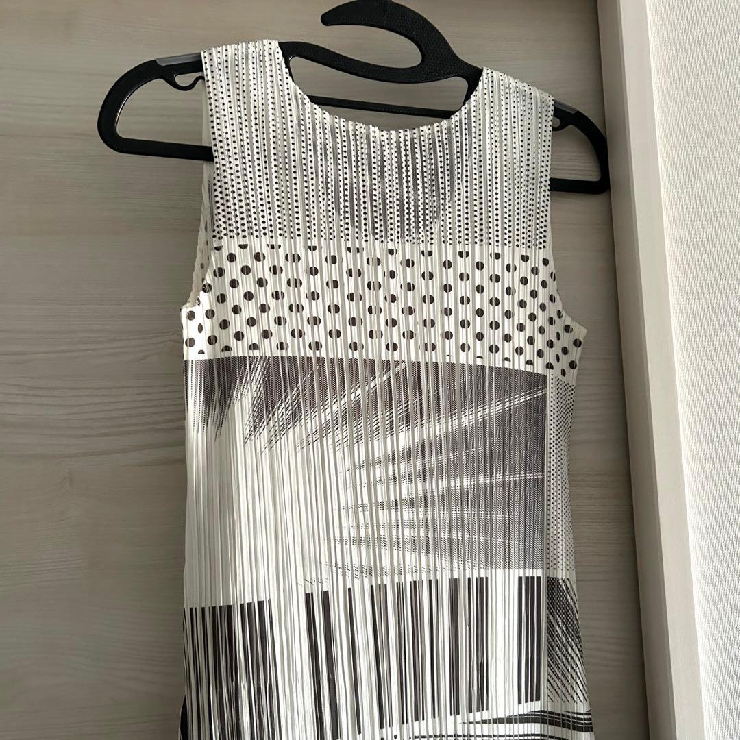 プリーツプリーズ　ロングワンピース　シルクスクリーン柄　ホワイト系　極美品