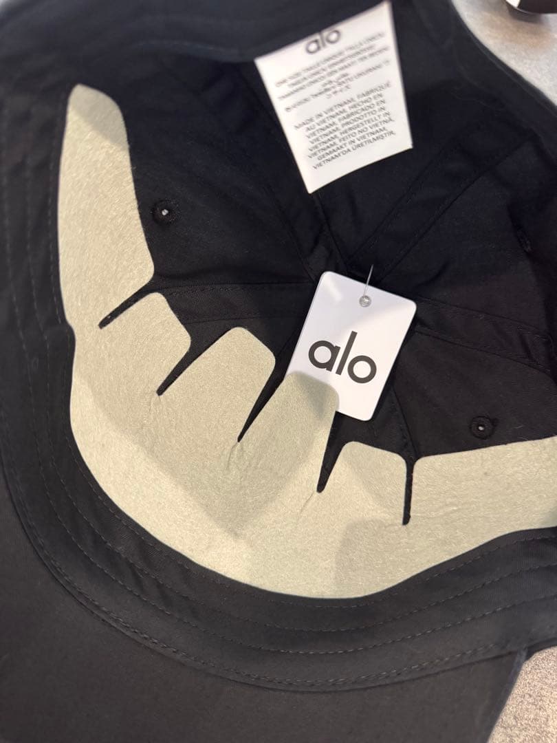 新品未使用　Alo yoga アロヨガ キャップ ハワイ