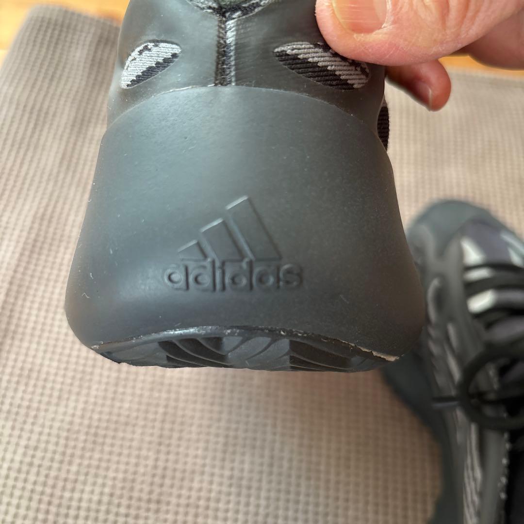 adidas yeezyスニーカー