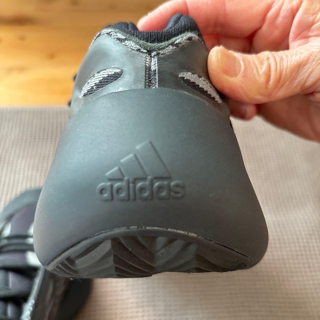 adidas yeezyスニーカー