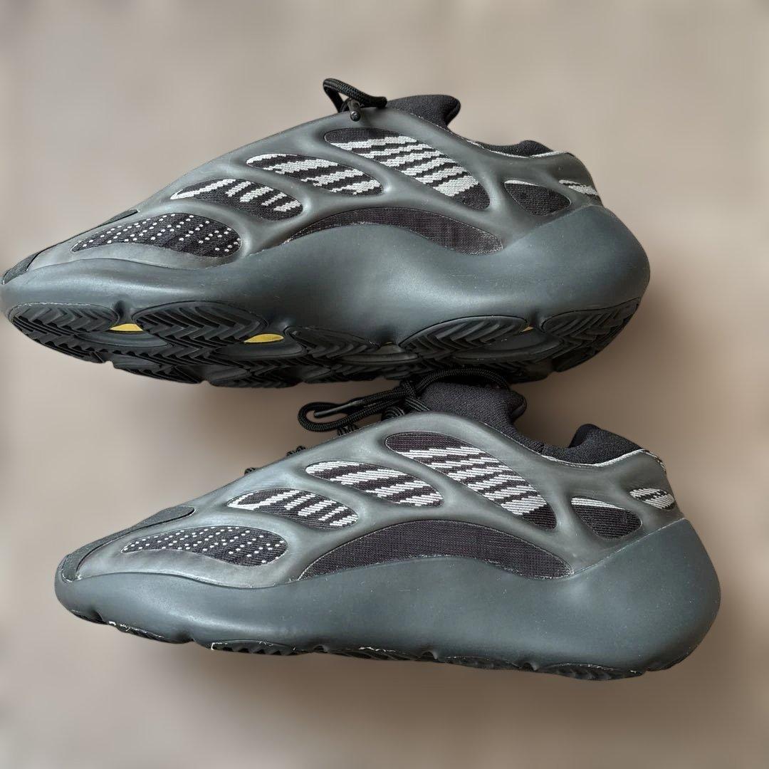 adidas yeezyスニーカー