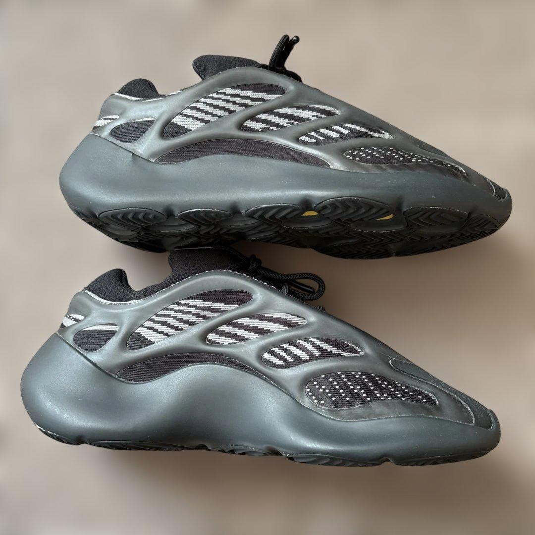 adidas yeezyスニーカー