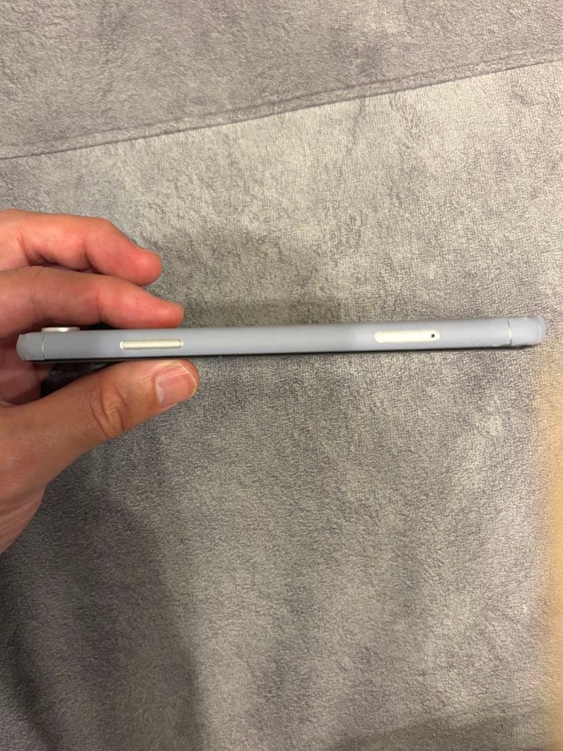 Apple iPhone XR ホワイト128gb(※液晶画面に黒い線有り)