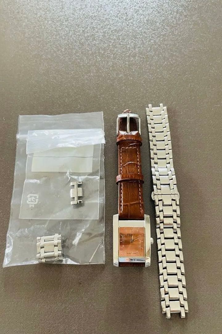 ⭐︎FENDI時計（ブラウンレザー とステンレス ベルト付き）