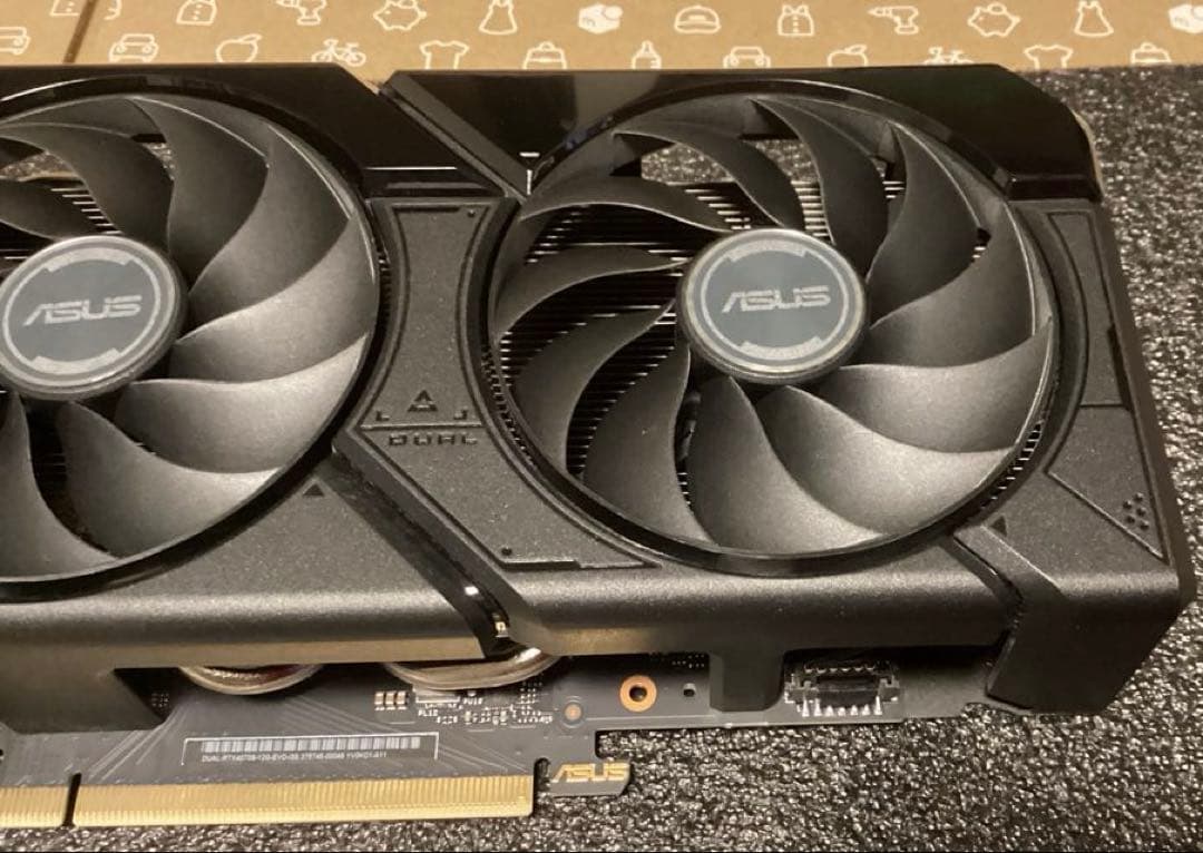 ASUS GeForce RTX 4070 SUPER EVO 変換ケーブル付
