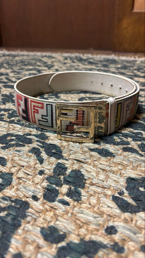 FENDI ホワイトレザー マルチカラーベルト