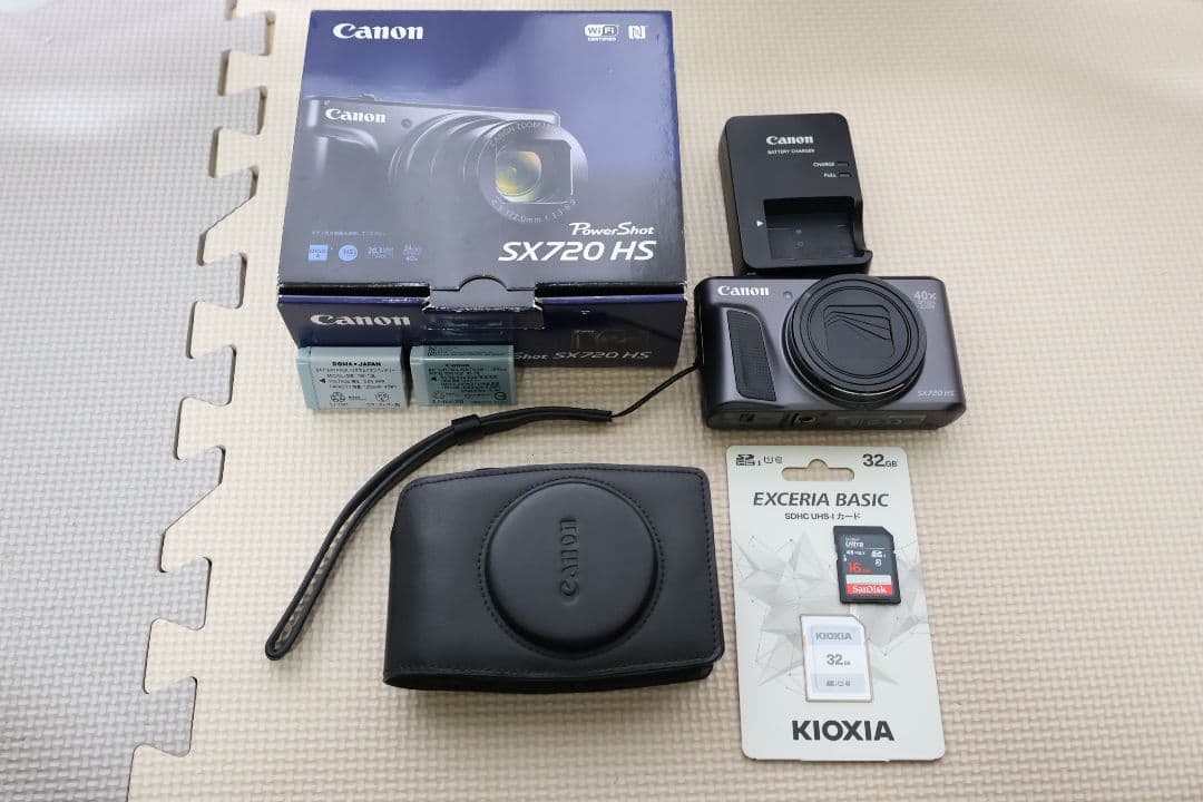 Canon PowerShot SX720 HS本体と付属品（液晶ドット欠け）