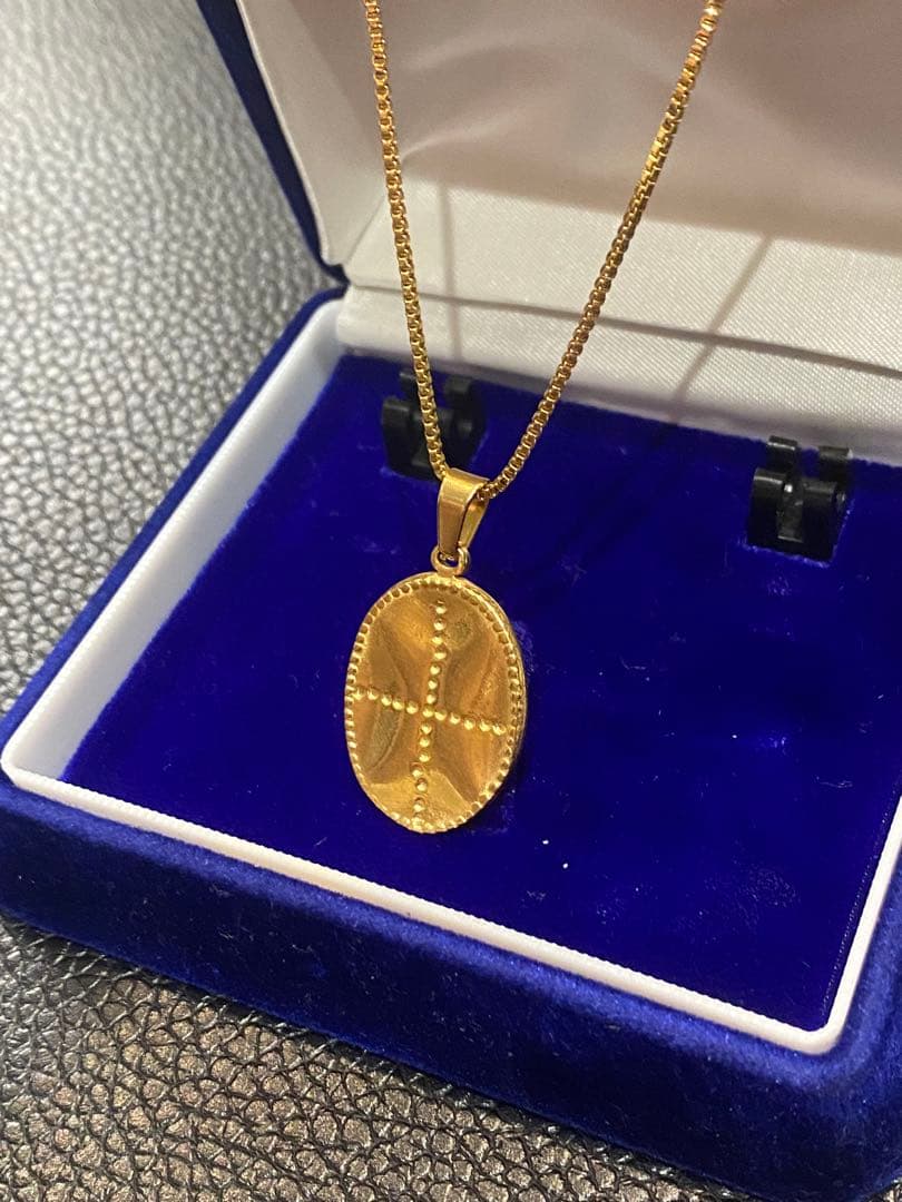 ポ*コ様 遺品整理十字模様ゴールドペンダントネックレス