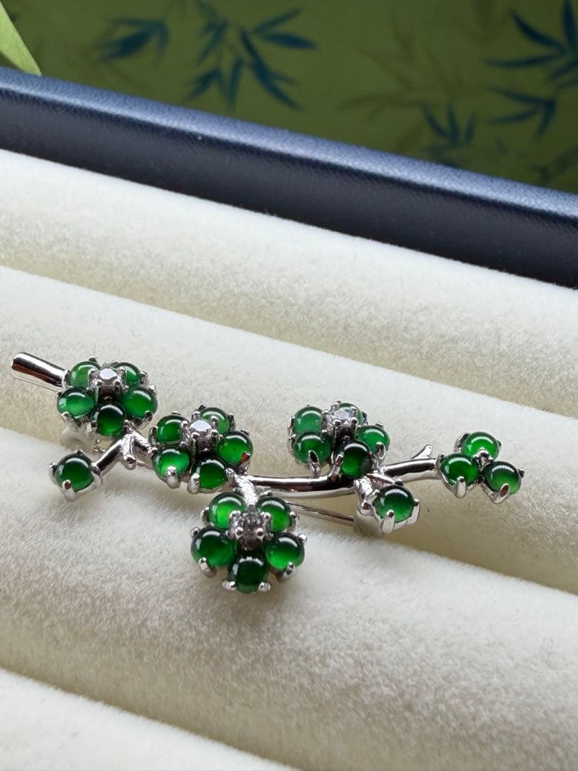 新入荷❣️天然本翡翠　ロウカン質翡翠　上品、華やかい一輪の梅枝ブローチ　鑑定書付き