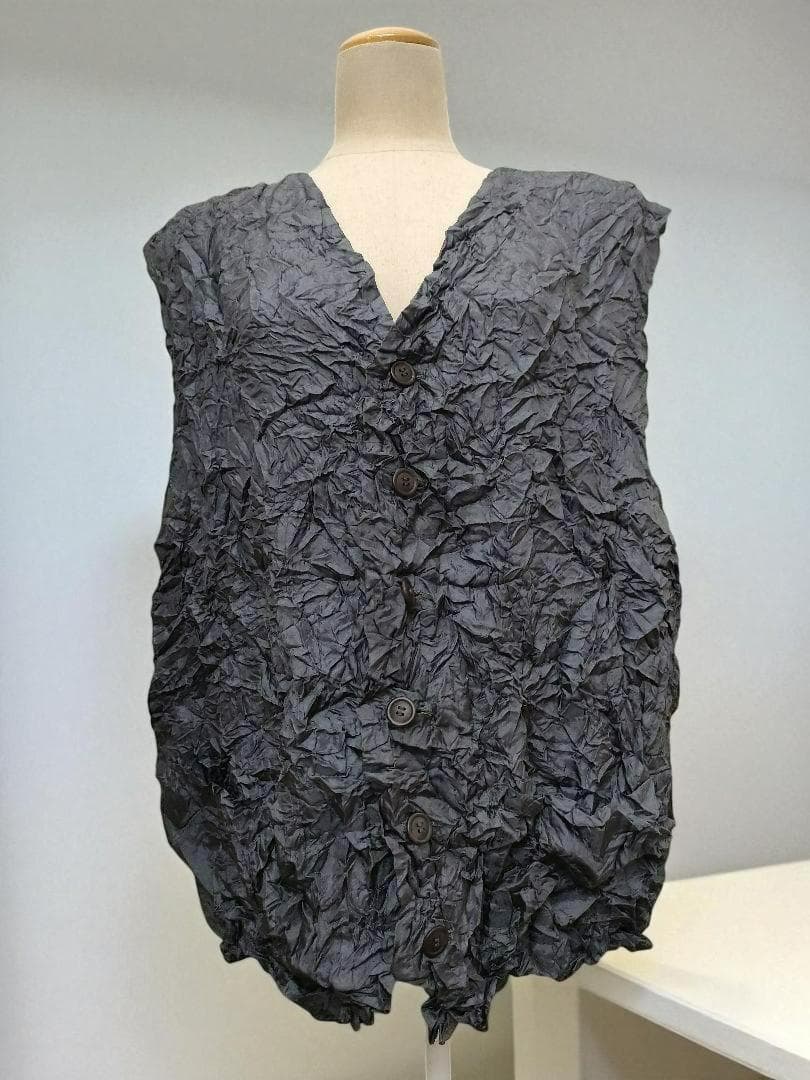N*o様 イッセイミヤケ　バイカラー　メタルグレー　ベスト　しわ加工