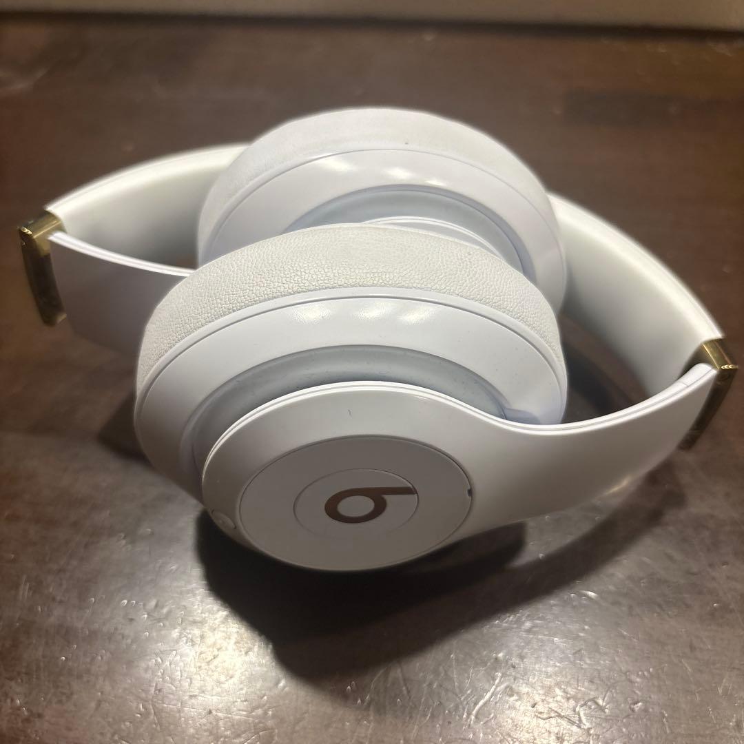 beatsホワイト ワイヤレスヘッドホン