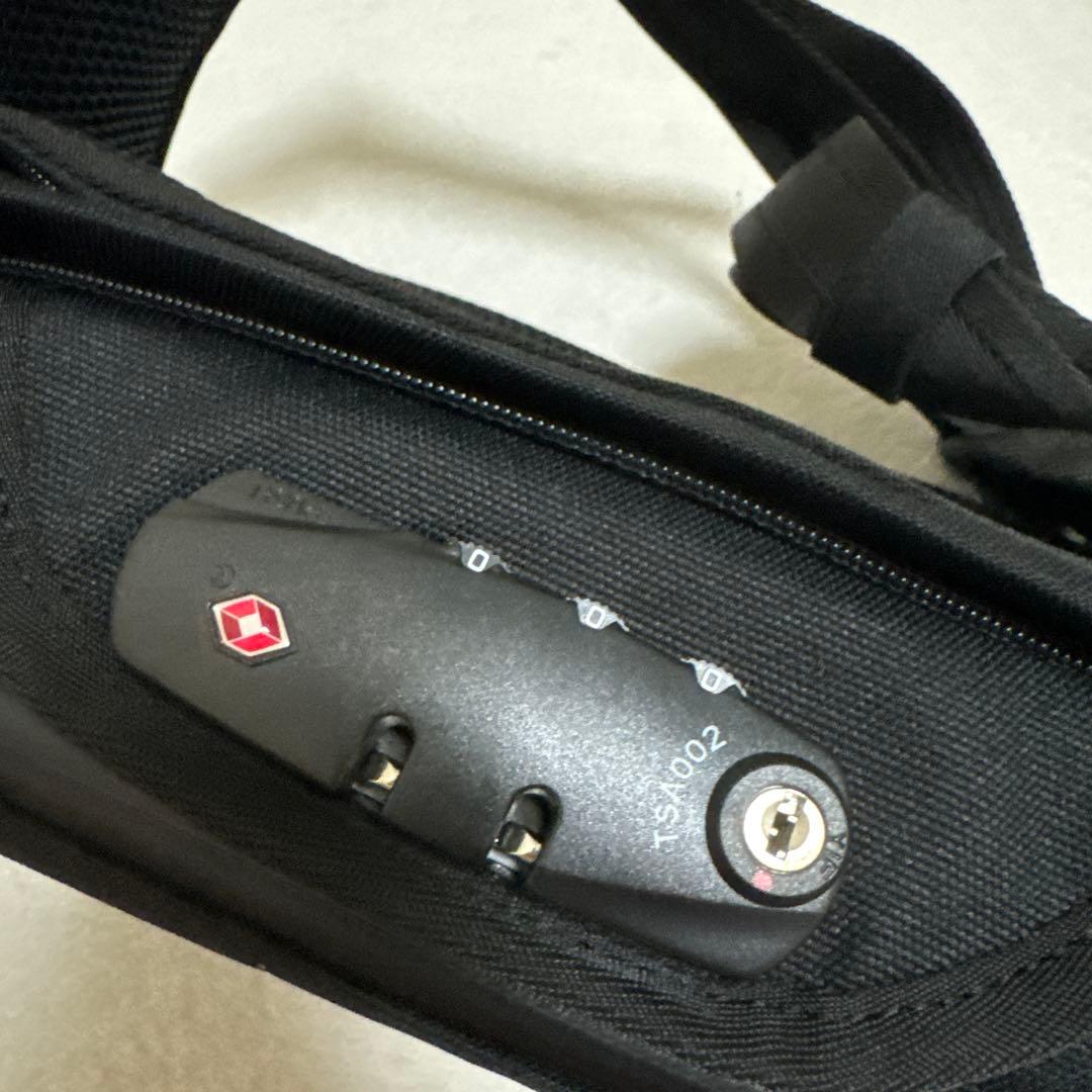 【美品】CONSPARA　最強トラベル　防刃ボディバッグ　TSAロック付き　黒
