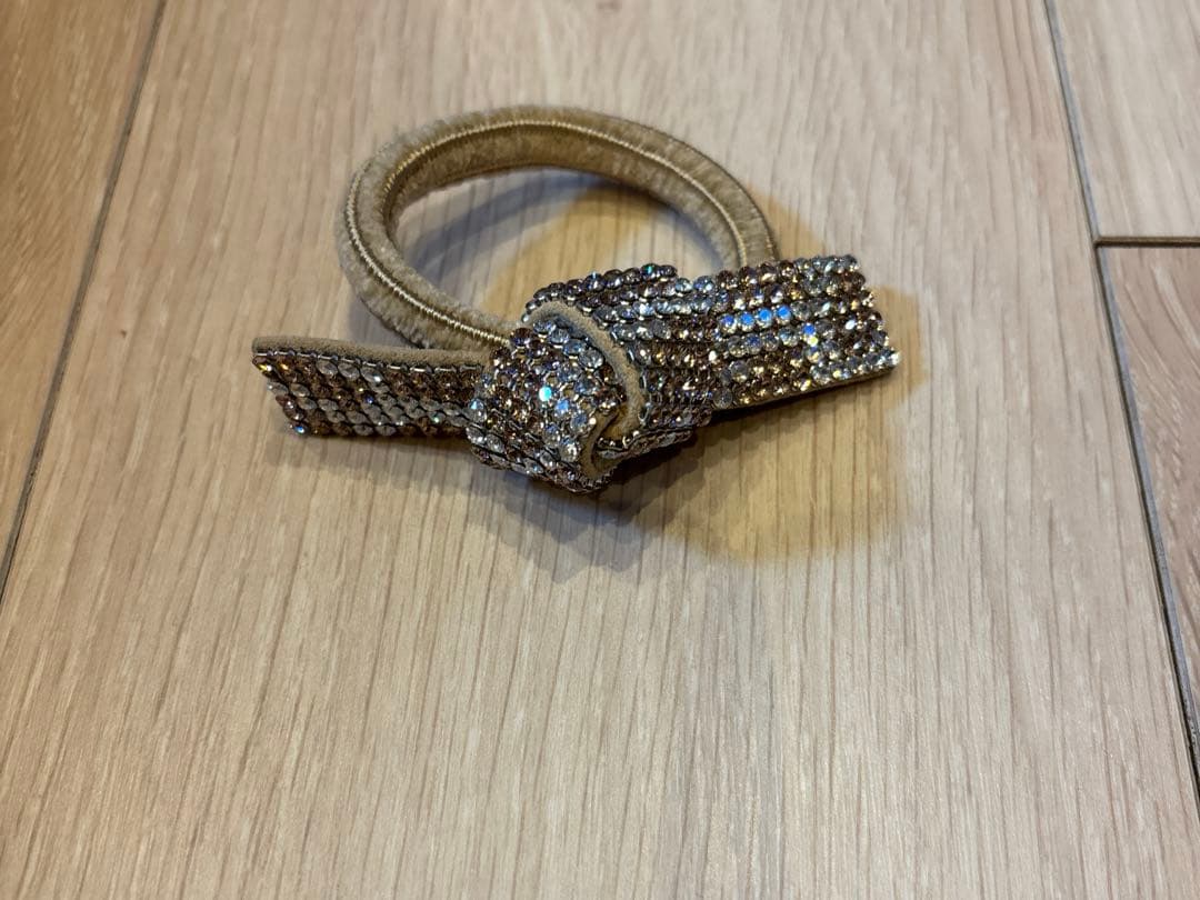 accaストーン付きリボン型ヘアゴム ゴールド新品未使用