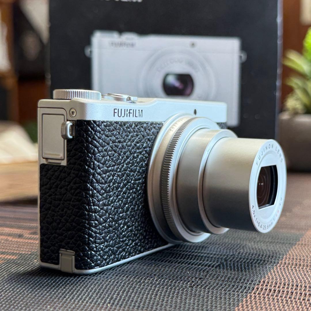 FUJIFILM 富士フイルム XQ1 シルバー☆貼り革☆付属品☆オプションあり