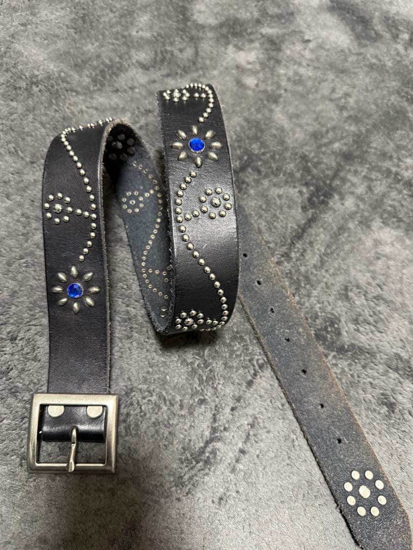A＇GEM/9 × .kom 『A＇gem/エージェム』 フラワースタッズベルト
