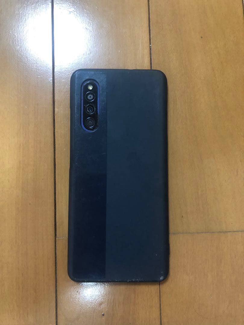 ブラック スマートフォン 3カメラ