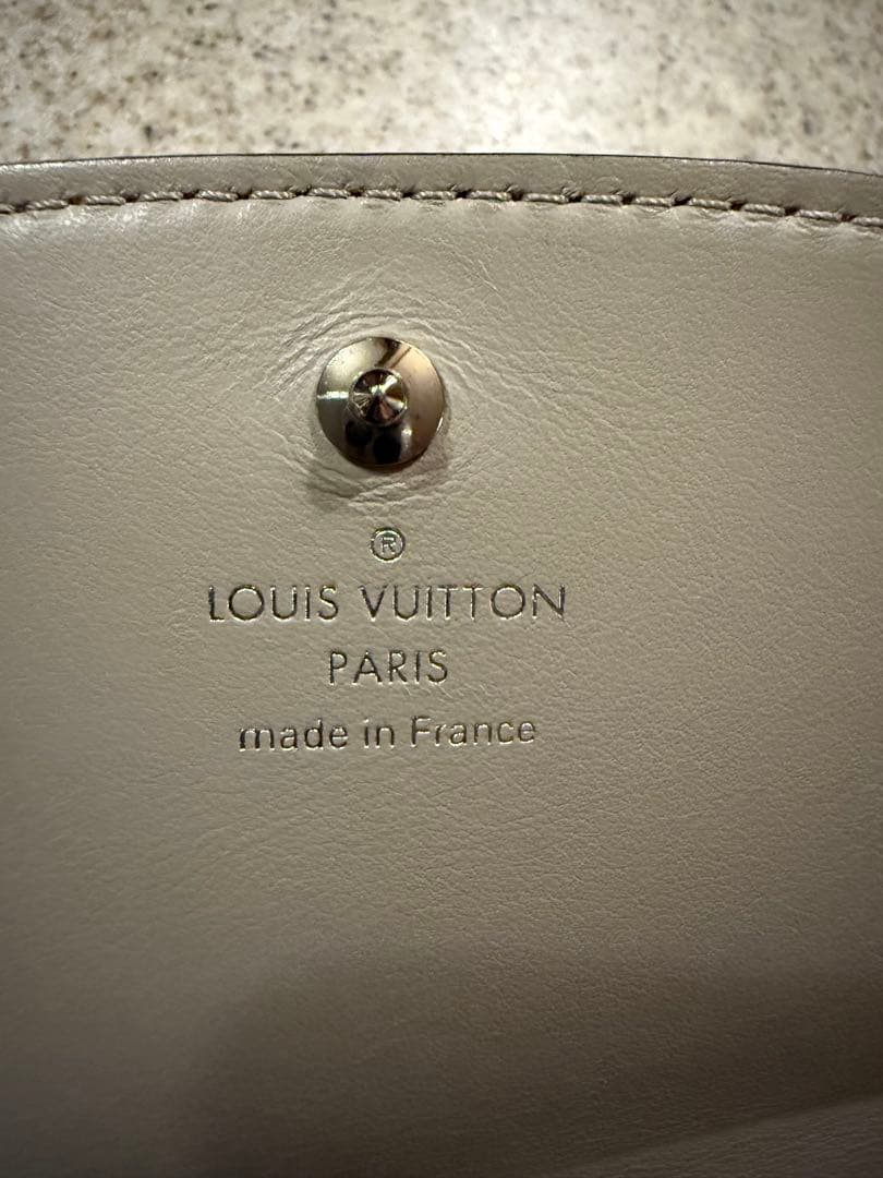 にこ美品ルイヴィトン　ポルトフォイユ　イリスコンパクトマヒナ　二つ折り財布