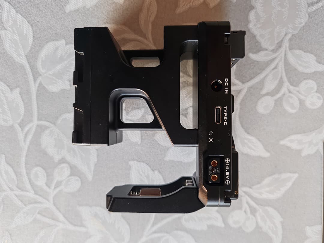 Blackmagic PYXIS 6K/12K用Vマウントバッテリープレート