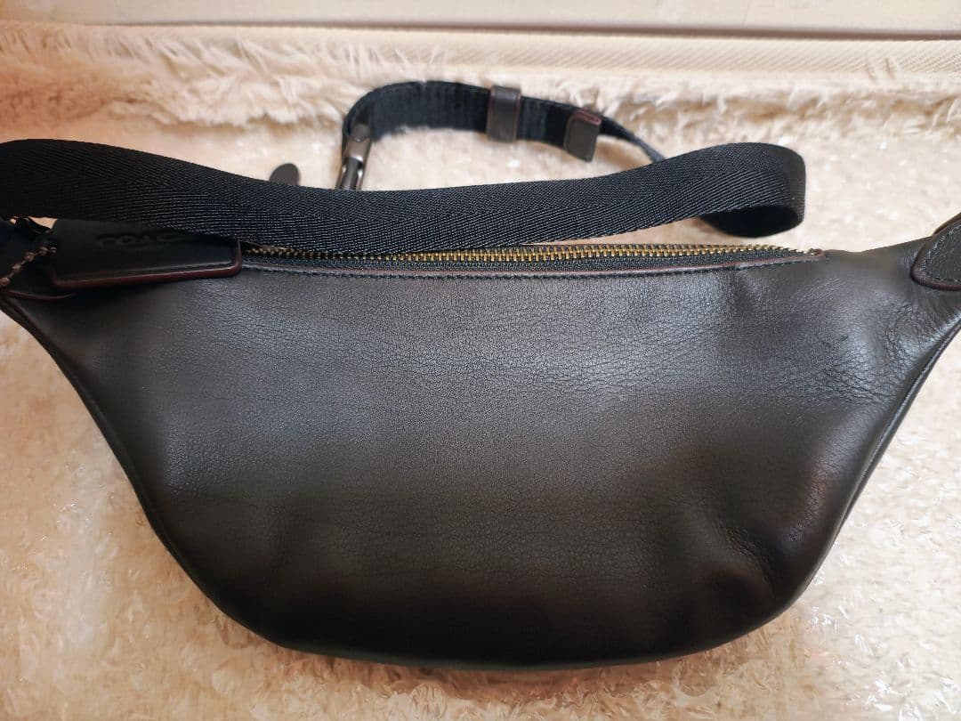COACH ブラック リビングトン ボディバッグ