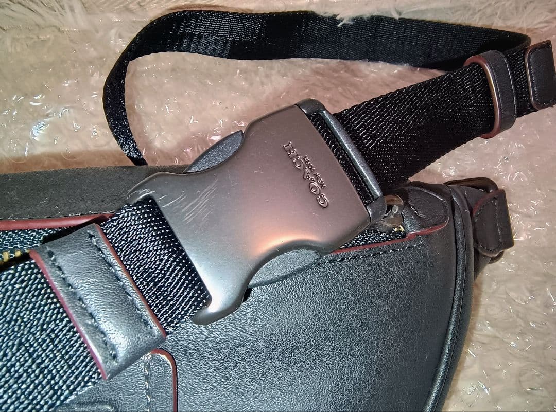 COACH ブラック リビングトン ボディバッグ