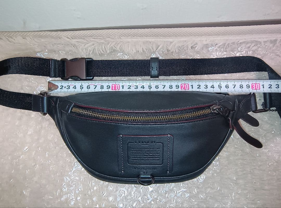 COACH ブラック リビングトン ボディバッグ