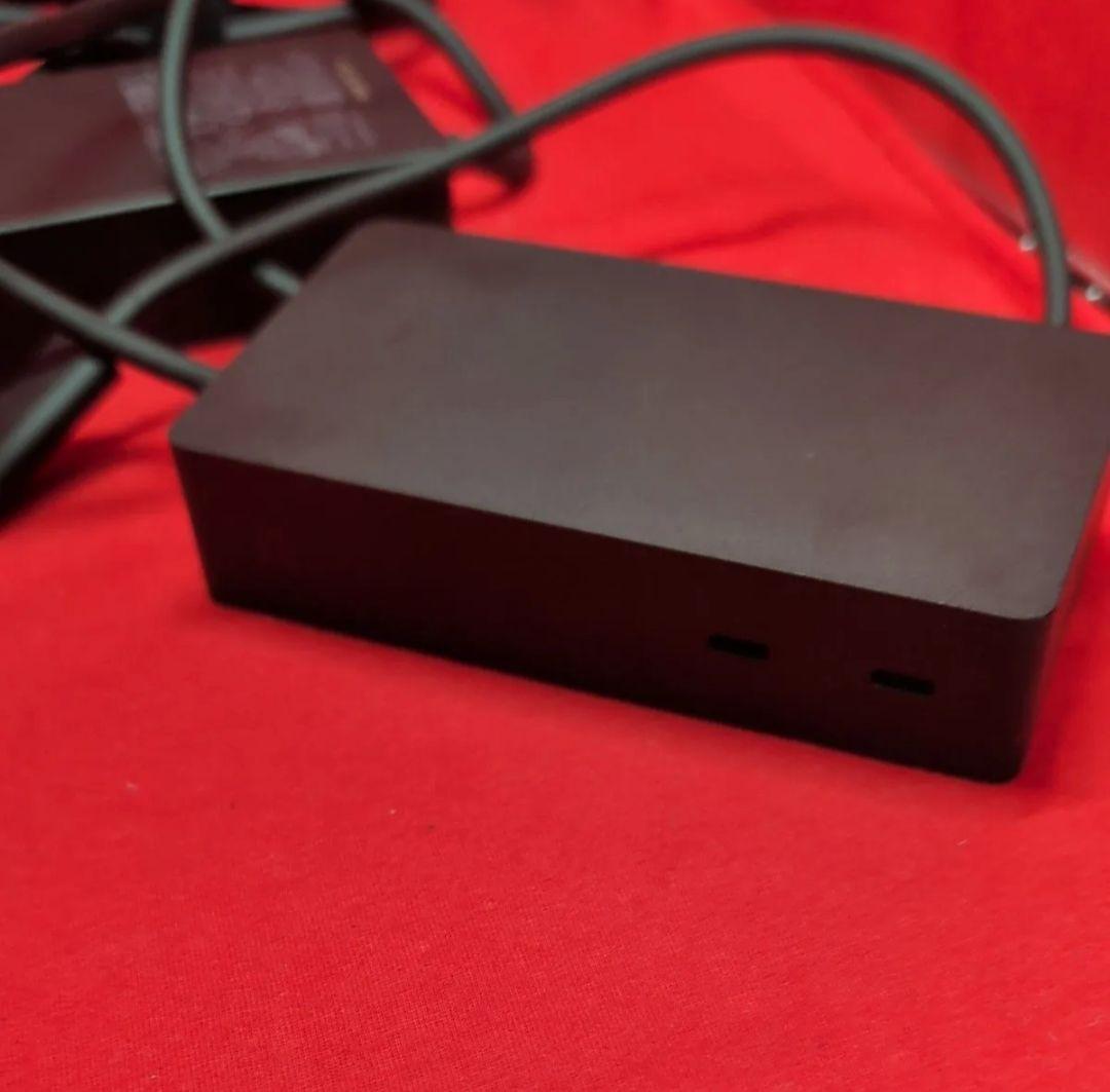 Microsoft Surface Dock2 と ACアダプター 199W