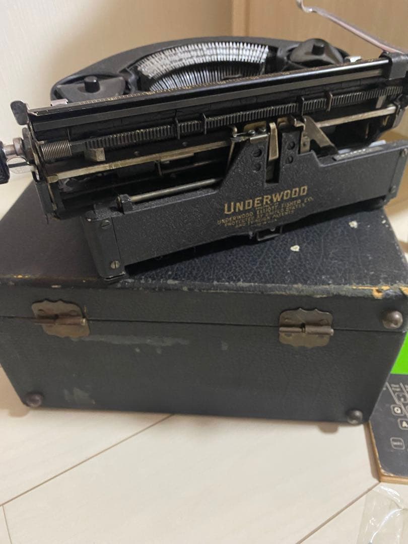 Underwood 手動タイプライター 黒色 ケース付き