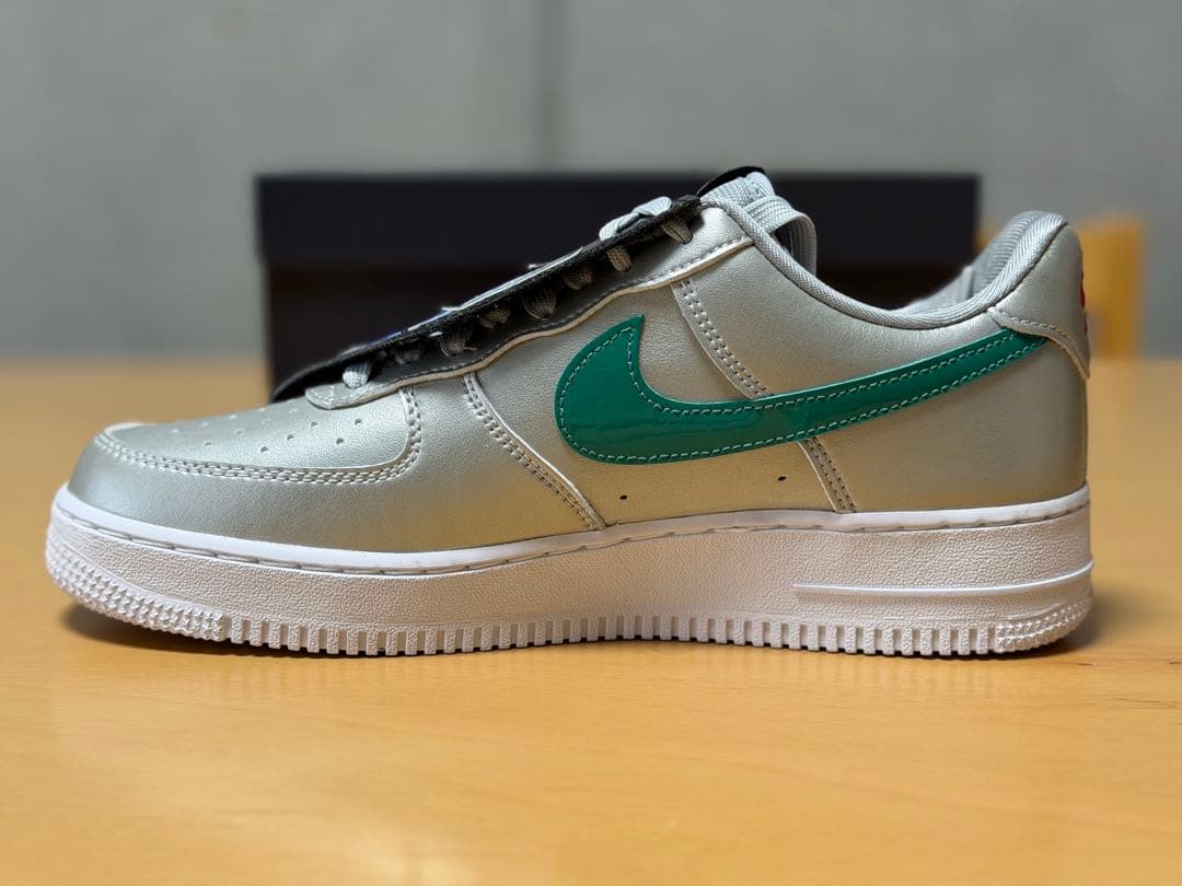 【新品・希少】Nike Air Force 1 '07 LV8
