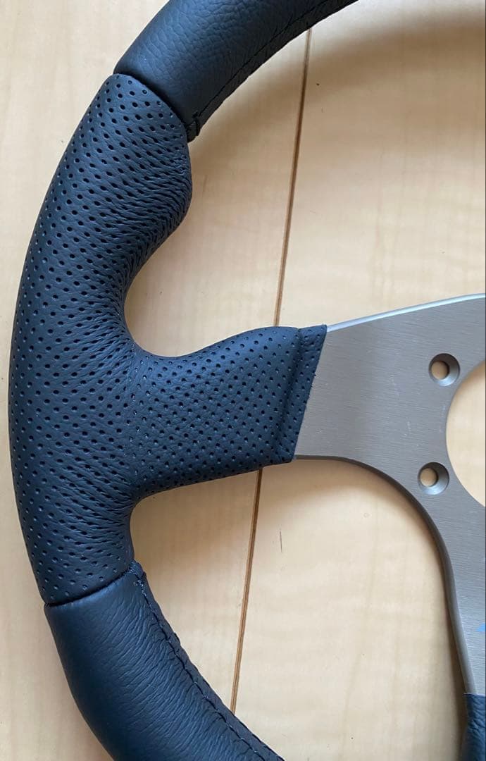 【超美品】MOMO(モモ) ステアリング レース 32パイ BK R-12