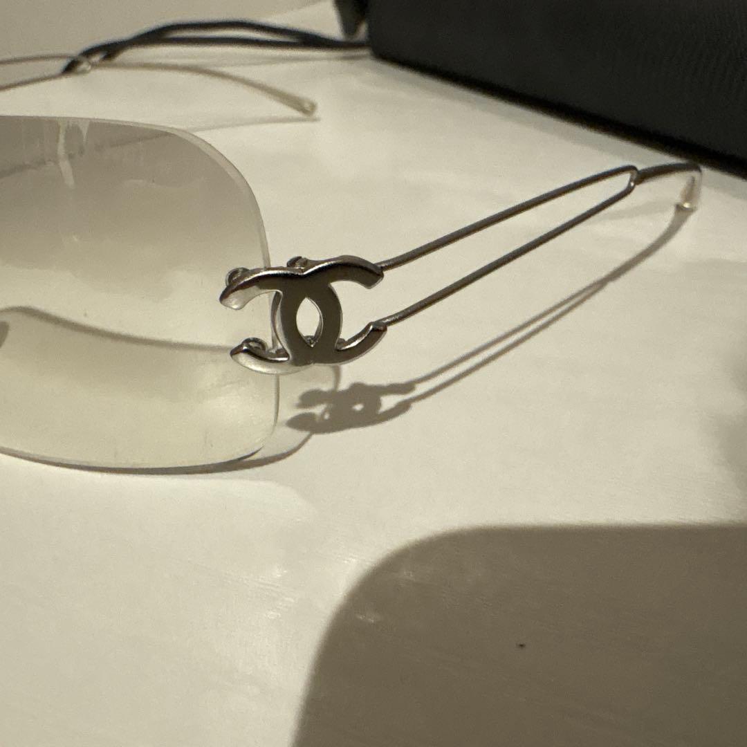 シャネル　ロゴサングラス　リムレス　グレーグラデーション