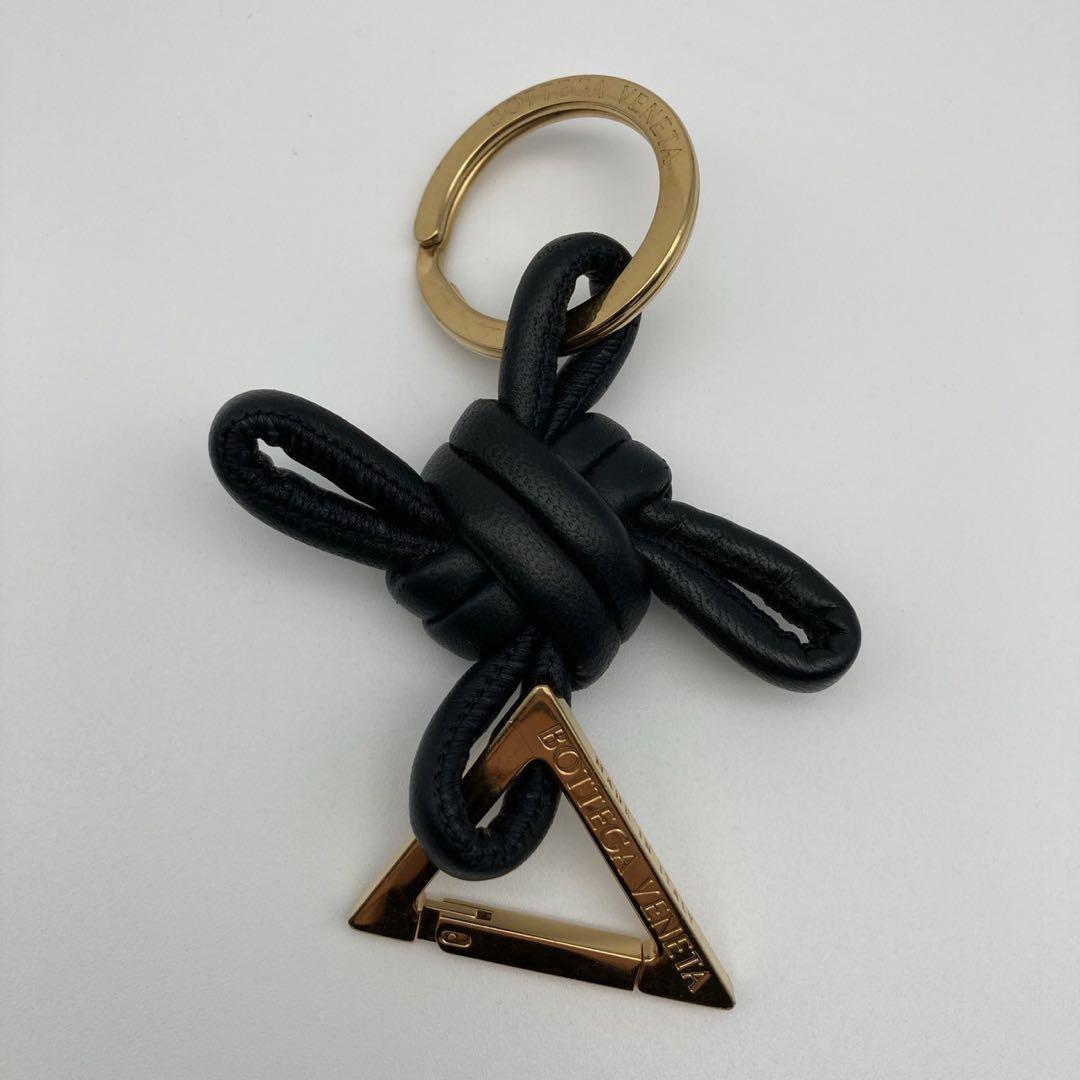 ボッテガヴェネタ トライアングル ツイスト チャーム キーホルダー ブラック