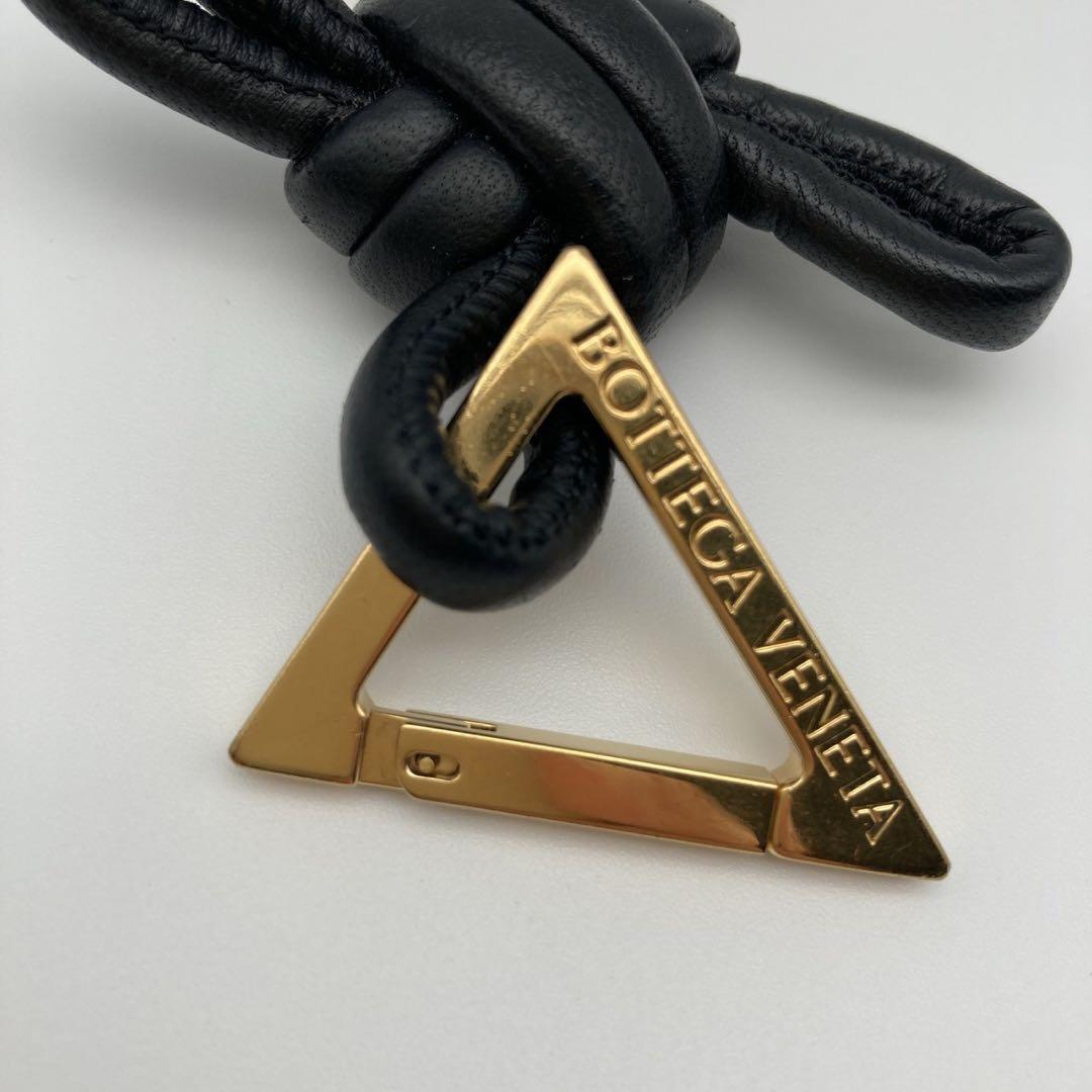 ボッテガヴェネタ トライアングル ツイスト チャーム キーホルダー ブラック