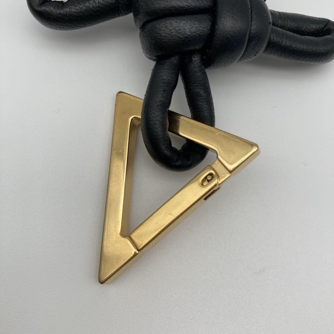 ボッテガヴェネタ トライアングル ツイスト チャーム キーホルダー ブラック