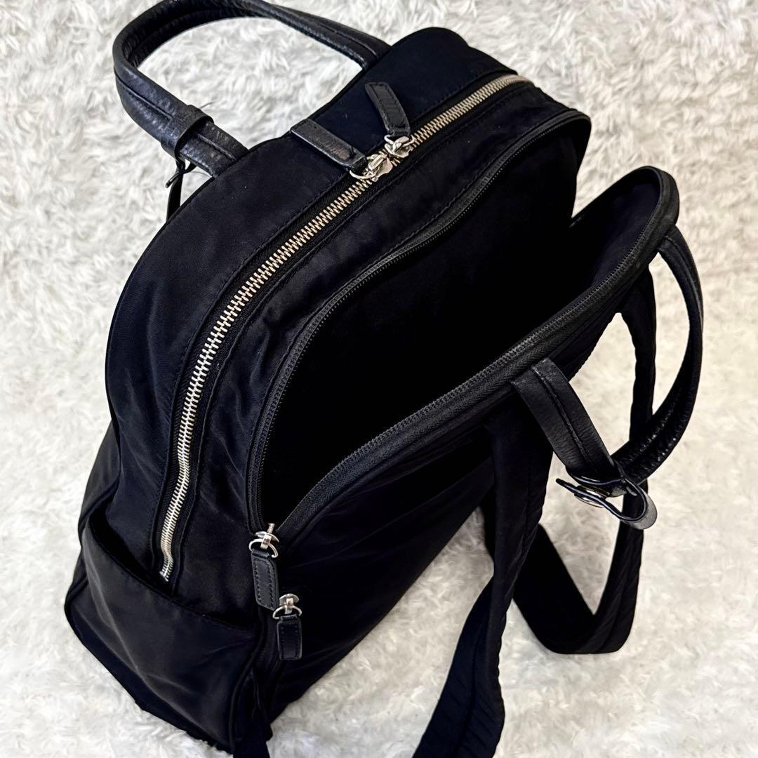 アニエスベー リュック PC入れ付 ブラック パソコン収納 2層ファスナー ロゴ