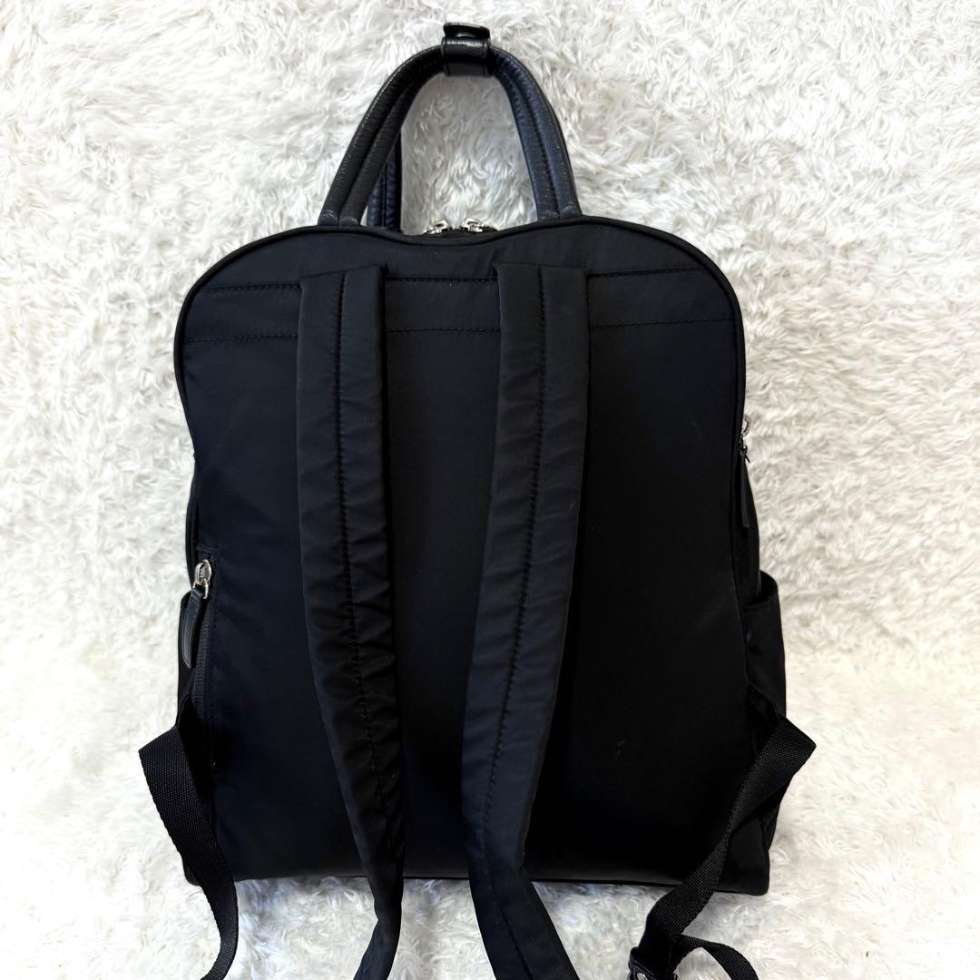 アニエスベー リュック PC入れ付 ブラック パソコン収納 2層ファスナー ロゴ