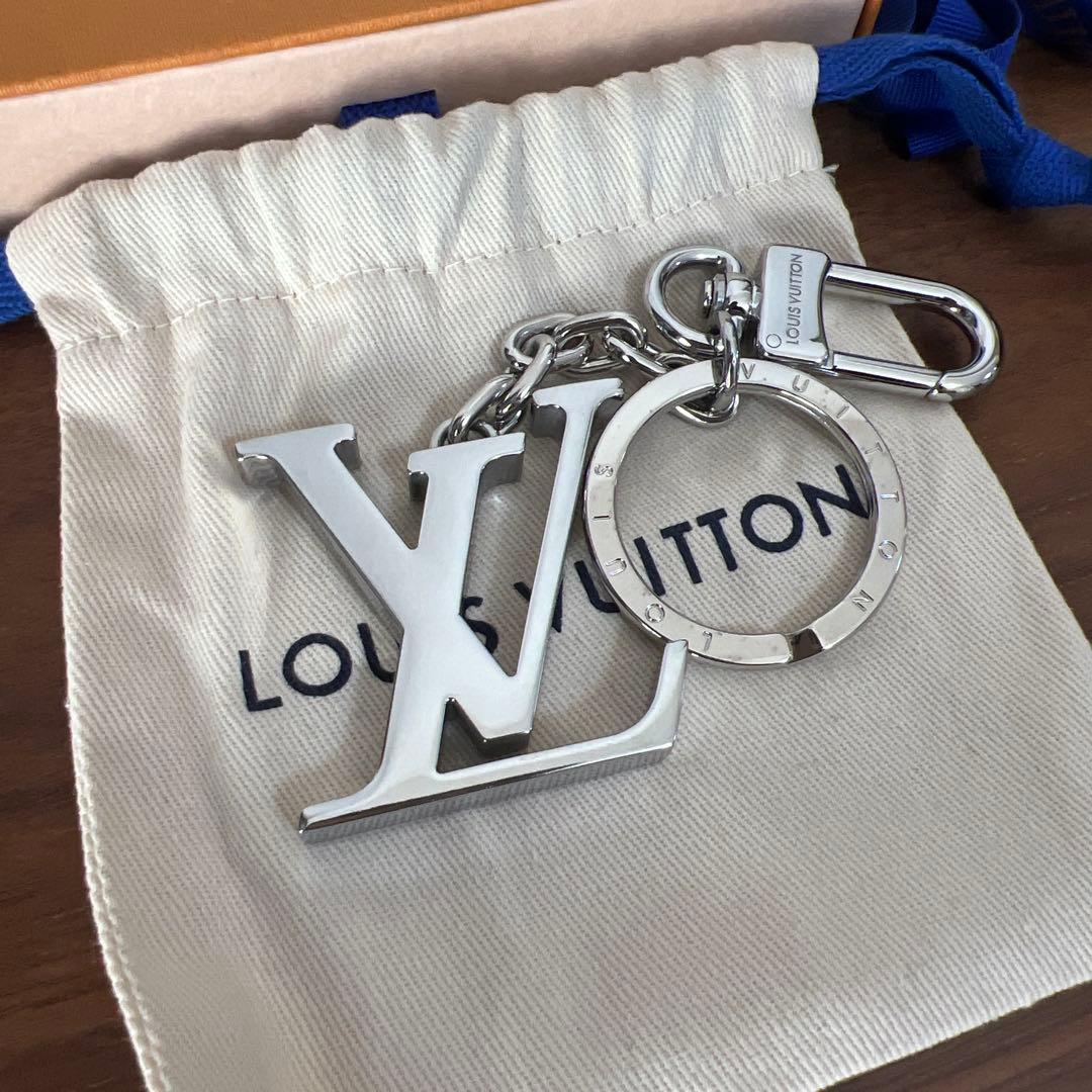 キーホルダー・LV イニシャル　ヴィトン　チャーム　キーホルダー