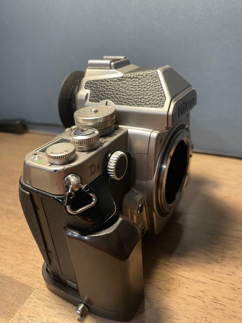 Nikon Df シルバー 一眼レフカメラ ボディ　フルサイズ