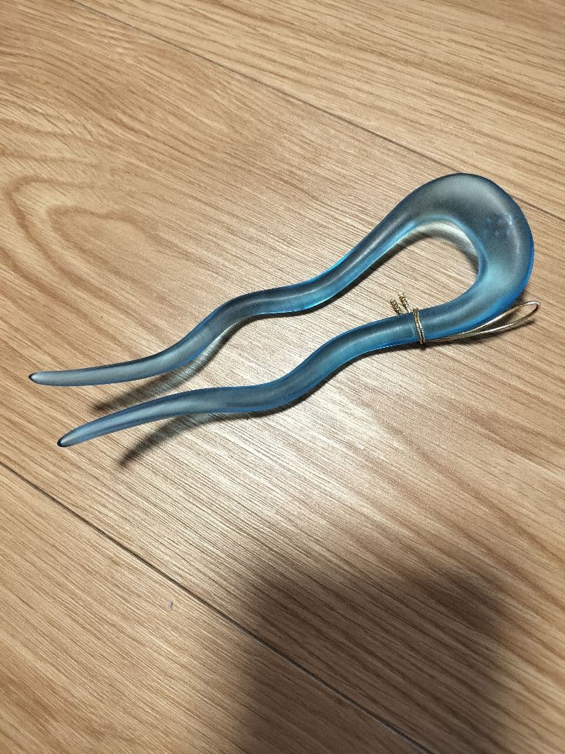 新品未使用　青　ブルー　ウェービーヘアピン