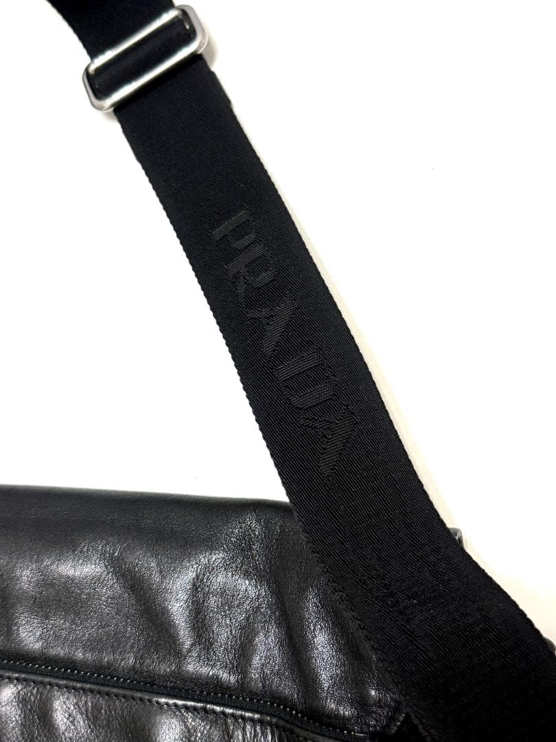 プラダ　レザー　メッセンジャー ショルダー バッグ　ハイエンド　定価35万　ロゴ