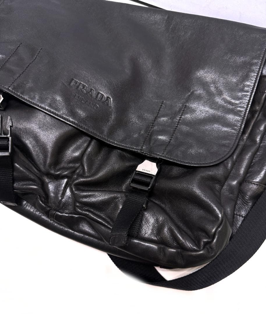 プラダ　レザー　メッセンジャー ショルダー バッグ　ハイエンド　定価35万　ロゴ