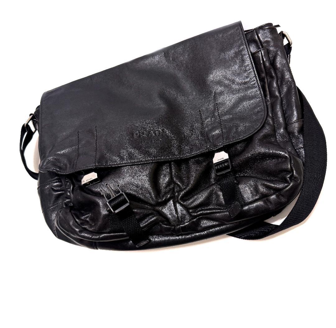 プラダ　レザー　メッセンジャー ショルダー バッグ　ハイエンド　定価35万　ロゴ